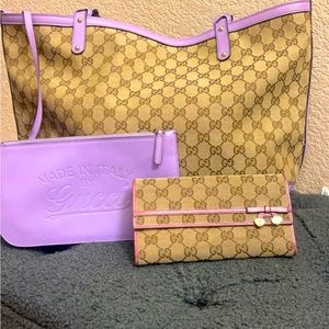 It comes with wallet and pouch.